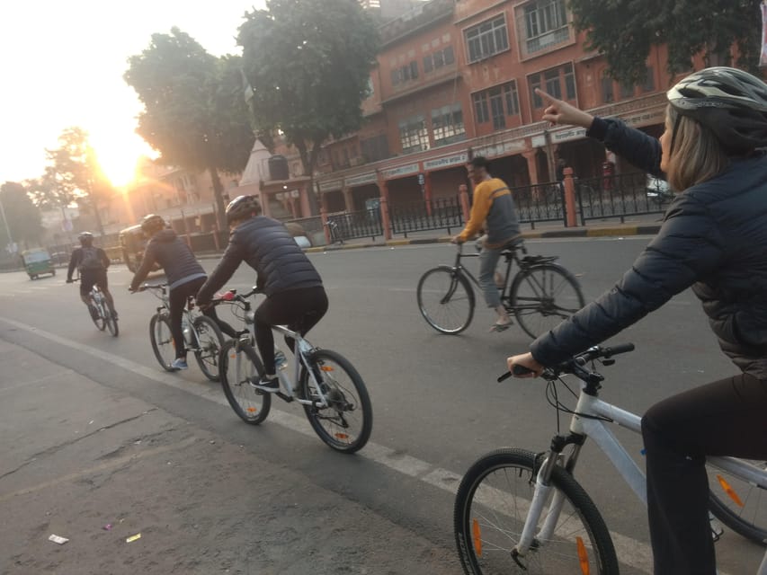 Jaipur: 3-Hour Morning Bike Tour of Jaipur Old City - Entering the walled city: havelis, narrow lanes, and the chai stop