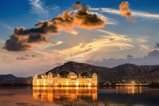Jaipur Amer Fort, Jal Mahal & Stepwell Private Half-Day Tour - Amer Fort with a guide: pol gateways, courtyards, and Sheesh Mahal