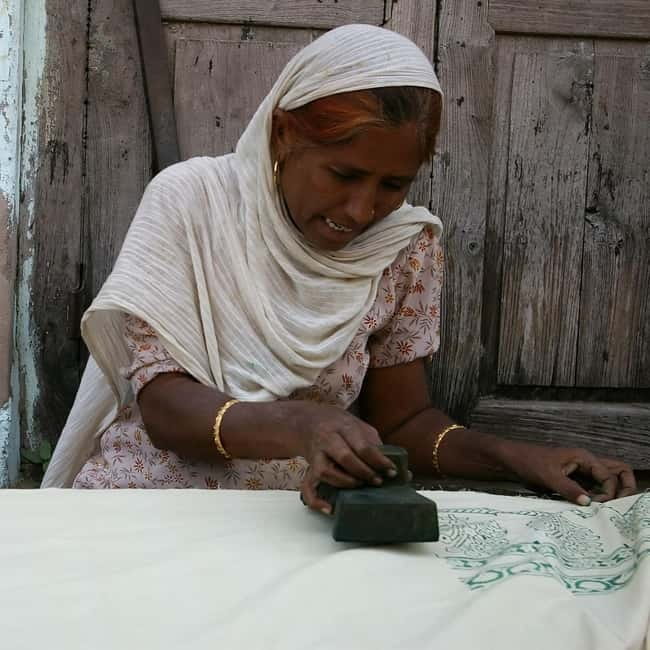 Jaipur: Cultural Tour with Artisan Craft Experiences - Gemstone carving and jewelry making, plus rug/carpet weaving demos
