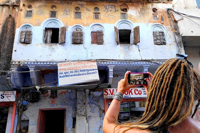 "Jaipur Cultural Walk: Explore life behind the pink walls" - Stop 1: Tripolia Bazar and the craft of lacquer bangles