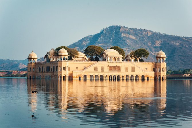 Jaipur Guided City Tour: City Palace, Jantar, Hawa & Jal Mahal - Hawa Mahal and the 953 jharokhas photo stop