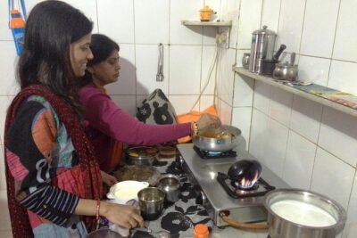 Jaipur Market Tour & Vegetarian Rajasthani Home Cooking Class - The street market stop: choosing seasonal produce and learning spices