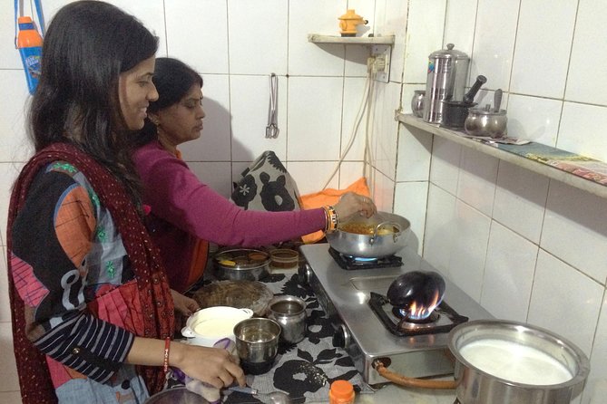 Jaipur Market Tour & Vegetarian Rajasthani Home Cooking Class - The street market stop: choosing seasonal produce and learning spices