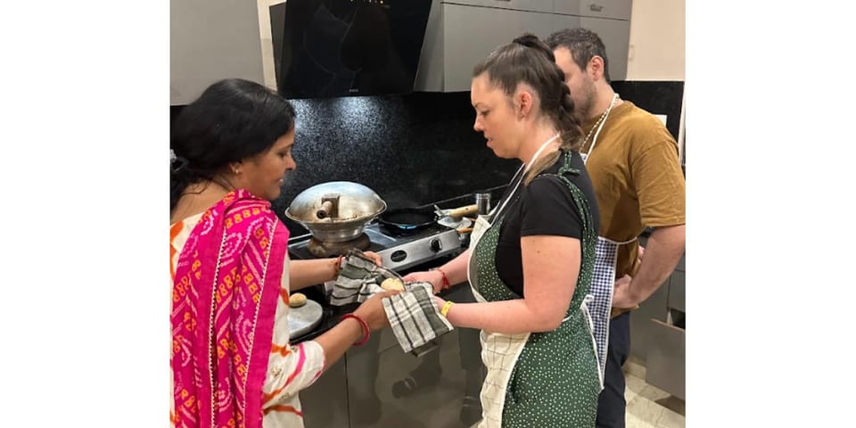 Jaipur: Traditional cooking class and storytelling session - First stop: entering a real Jaipur home near Shastri Nagar
