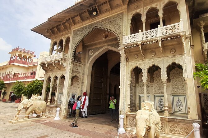 Private tour of Jaipur with Driver and Guide - City Palace: Art and Architecture With a Possible Royal Add-On