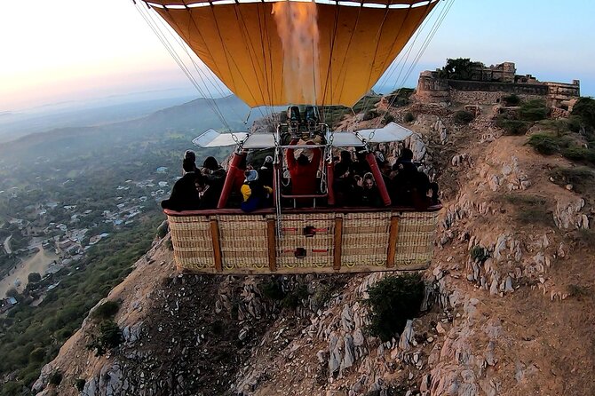 SkyWaltz Hot Air Balloon Safari - In the basket: what the 60-minute flight feels like (low, then high)